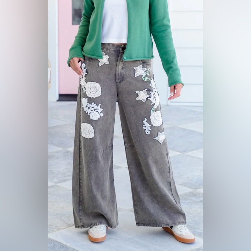 Blue Velvet NWT Noir Straight Leg Pants with Floral Crochet Detail Size Large - Picture 10 of 10
